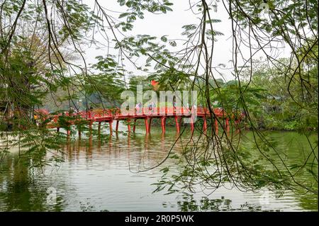 Le pont en bois rouge traversant le temple Ngoc son sur le lac Hoan Kiem dans le centre de Hanoi, Vietnam. Banque D'Images