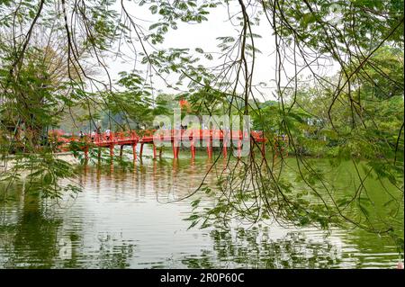 Le pont en bois rouge traversant le temple Ngoc son sur le lac Hoan Kiem dans le centre de Hanoi, Vietnam. Banque D'Images