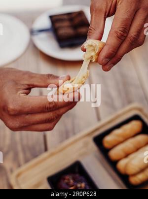 Service de bâtonnets farcis au fromage appelé tequeños Banque D'Images