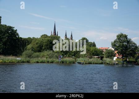 Vieux quartier de Werder, une ville juste à l'ouest de Potsdam et Berlin en Allemagne, avec son église Saint-Esprit est située sur une île dans la Havel Banque D'Images