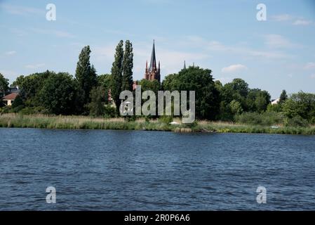 Vieux quartier de Werder, une ville juste à l'ouest de Potsdam et Berlin en Allemagne, avec son église Saint-Esprit est située sur une île dans la Havel Banque D'Images