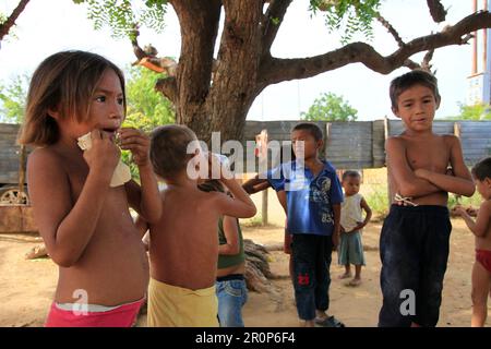 MARACAIBO-VENEZUELA-14-17-2017- les enfants jouent dans un quartier pauvre de la capitale de l'État pétrolier de Zulia, en attendant que leur mère aille ou Banque D'Images