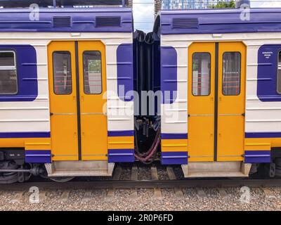 Les portes jaunes du train de la ville de Kiev. L'inscription ne se base pas sur. Portes fermées du train à la gare. Couplage des deux voitures. Porte de y Banque D'Images