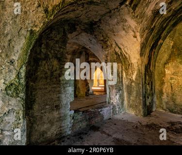 Couches de moisissure, de chaux, de briques et de lumière dans le fort historique Pickens dans Gulf Islands National Seashore près de Pensacola Beach, Floride. Banque D'Images