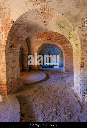 L'après-midi, la lumière naturelle rebondit sur les murs de briques d'un casemate voûté dans l'historique fort Pickens, dans le littoral national des îles Gulf, près de Pensacola BE Banque D'Images