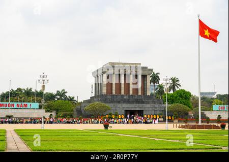 Les visiteurs qui font la queue pour respecter le président Ho Chi Minh dans le mausolée de Hanoi, Vietnam. Banque D'Images