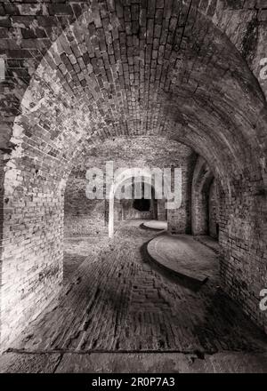 Deux emplacements de canon aux fenêtres du casemate voûté dans l'historique fort Pickens dans Gulf Islands National Seashore près de Pensacola Beach, Floride. Banque D'Images