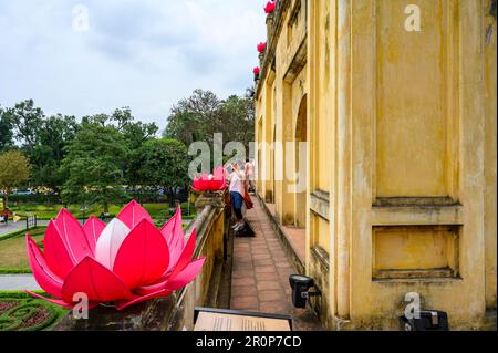 Grandes fleurs de Lotus artificielles décoratives entourant la Citadelle impériale de Thang long à Hanoi, Vietnam. Banque D'Images