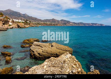 Côte à Nerja une station balnéaire sur la Costa del sol en Andalousie sud de l'Espagne avec des formations rocheuses. Banque D'Images