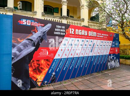 Grande affiche à la Citadelle impériale de Thang long résumant le 50th anniversaire des 12 jours de batailles de Hanoï, Vietnam, décembre 1972, Vietnam. Banque D'Images
