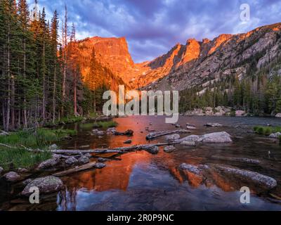 Le matin, Alpenglow sur Hallett Peak et Flattop Mountain se reflète dans Dream Lake au lever du soleil dans le parc national des montagnes Rocheuses, Estes Park, Colorado. Banque D'Images