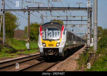 British Rail Class 720 train Aventra de Greater Anglia passant par Margaretting en direction de London Liverpool Street, Royaume-Uni. Train moderne Banque D'Images