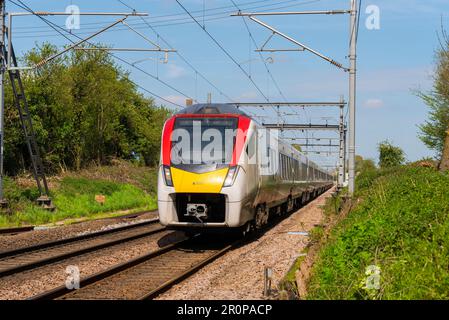 British Rail classe 745 FLIRT train de Greater Anglia près de Margaretting en direction de London Liverpool Street, Royaume-Uni. Intercity moderne électrifié EMU Banque D'Images