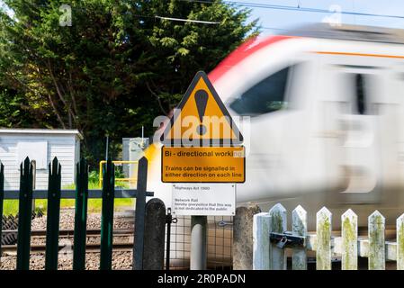 Panneau d'avertissement bidirectionnel au croisement de Church Lane, Margaretting, Ingatestone, Essex, Royaume-Uni. Les trains peuvent être signalés dans les deux sens. Entraînez-vous Banque D'Images