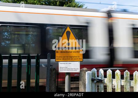 Panneau d'avertissement bidirectionnel au croisement de Church Lane, Margaretting, Ingatestone, Essex, Royaume-Uni. Les trains peuvent être signalés dans les deux sens. Entraînez-vous Banque D'Images