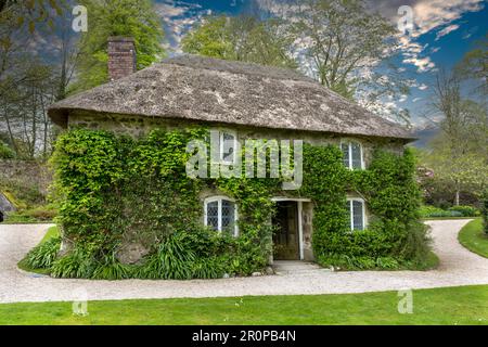 Lanhydrock House - Maison de campagne de jacobean - Bodmin, Cornouailles, Angleterre, Royaume-Uni - vue sur la maison de jardiniers dans les jardins de Lanhydrock Banque D'Images