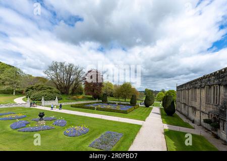 Lanhydrock House - Maison de campagne de jacobean - Bodmin, Cornouailles, Angleterre, Royaume-Uni - vue sur le paysage des jardins formels. Banque D'Images