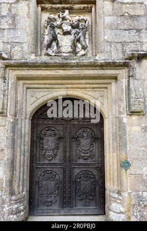 Lanhydrock House - Maison de campagne de jacobean - Bodmin, Cornouailles, Angleterre, Royaume-Uni - vue de l'ancienne porte en bois à l'entrée principale. Banque D'Images