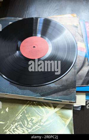 Disque d'enregistrement en vinyle et différents albums avec plaques Banque D'Images