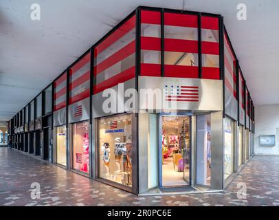 BRA, Cuneo, Piémont, Italie - 09 mai 2023: Magasin de vêtements Marines d'origine dans le centre-ville, Original Marines est une marque italienne importante avec St Banque D'Images