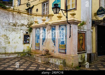 La fontaine d'eau douce de Pipa, très ornée, se trouve dans la partie centrale de Sintra Banque D'Images