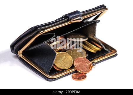 Porte-monnaie avec pièces en euros sur fond blanc Banque D'Images