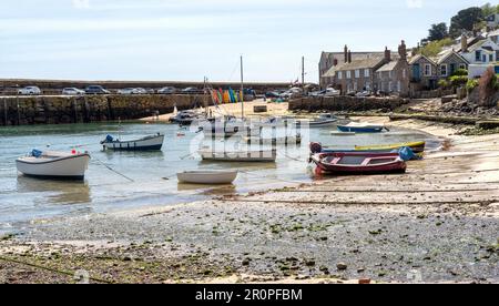 Vue sur le paysage du port de pêche historique de Mousehole à Cornwall, Angleterre, Royaume-Uni Banque D'Images
