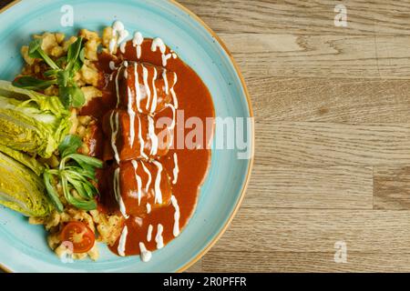 Poulet à la sauce paprika, nouilles aux œufs, crème aigre et légumes Banque D'Images