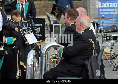 SIDMOUTH, DEVON, Royaume-Uni - AVRIL 2017 Sidmouth Band jouant pour les buns Hot Cross giveaway à Pâques donné aux enfants Banque D'Images