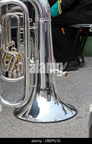 SIDMOUTH, DEVON, Royaume-Uni - AVRIL 2017 Sidmouth Band jouant pour les buns Hot Cross giveaway à Pâques donné aux enfants Banque D'Images