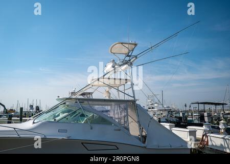 PORT ARANSAS, TX - 22 FÉV 2023: La Tour Tuna au-dessus d'un yacht de pêche sportive dans la marina, avec un fond de ciel principalement bleu. Banque D'Images