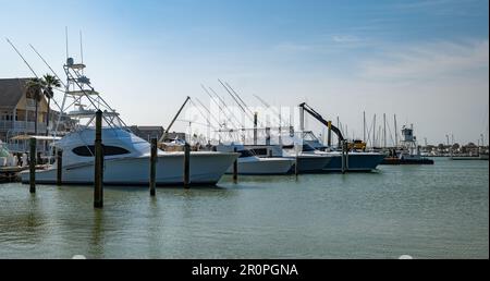 PORT ARANSAS, TX - 22 FÉV 2023: Plusieurs bateaux de pêche sportive ou bateaux de plaisance amarrés dans la marina par une journée ensoleillée. Banque D'Images