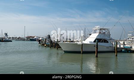 PORT ARANSAS, TX - 22 FÉVRIER 2023 : bateau de pêche blanc ou yacht au quai de la marina, le temps d'une journée ensoleillée. Banque D'Images