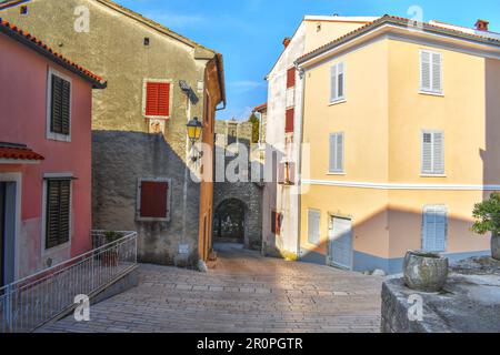 Une vue pittoresque sur les petites rues sinueuses de Pican, Croatie Banque D'Images