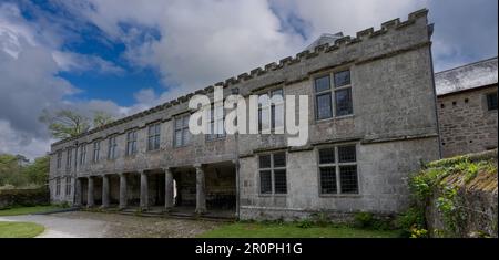 15th centaury maison de campagne Godolphin House - bâtiment classé de catégorie I - Godolphin, Helston, Cornwall, Angleterre, Royaume-Uni. - montrant l'entrée principale. Banque D'Images