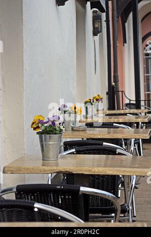 SIDMOUTH, DEVON, Royaume-Uni - 21 MARS 2017 gamme de chaises et de tables prêtes pour les touristes Banque D'Images