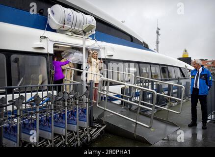 Iles Wadden, pays-Bas. 09th mai 2023. WEST-TERSCHELLING - le roi Willem-Alexander et la reine Maxima arrivent dans le port de Terschelling. Le couple royal effectuera une visite régionale de deux jours aux îles des Wadden. ANP KOEN VAN WEEL pays-bas - belgique sortie crédit: ANP/Alay Live News Banque D'Images