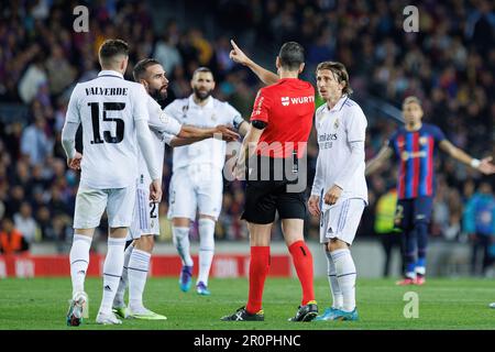 BARCELONE - APR 5: Les joueurs du Real Madrid disputent avec l'arbitre lors du match Copa del Rey entre le FC Barcelone et le Real Madrid au camp Spotify N Banque D'Images