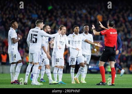 BARCELONE - APR 5: Les joueurs du Real Madrid disputent avec l'arbitre lors du match Copa del Rey entre le FC Barcelone et le Real Madrid au camp Spotify N Banque D'Images