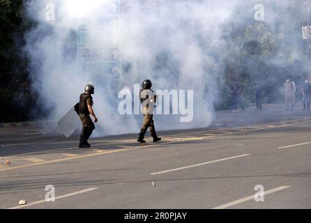 Les policiers ont rétabli l'accusation de bâton, tiré des obus de gaz lacrymogènes et utilisé du canon à eau pour repousser les manifestants lors de la manifestation de protestation de Tehreek-e-Insaf (PTI) contre l'arrestation du chef du PTI Imran Khan depuis les locaux de la High court d'Islamabad, sur Mall Road à Lahore mardi, 9 mai 2023. Banque D'Images