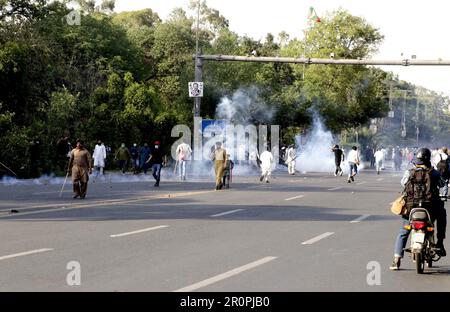 Les policiers ont rétabli l'accusation de bâton, tiré des obus de gaz lacrymogènes et utilisé du canon à eau pour repousser les manifestants lors de la manifestation de protestation de Tehreek-e-Insaf (PTI) contre l'arrestation du chef du PTI Imran Khan depuis les locaux de la High court d'Islamabad, sur Mall Road à Lahore mardi, 9 mai 2023. Banque D'Images