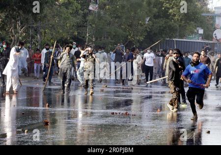 Les policiers ont rétabli l'accusation de bâton, tiré des obus de gaz lacrymogènes et utilisé du canon à eau pour repousser les manifestants lors de la manifestation de protestation de Tehreek-e-Insaf (PTI) contre l'arrestation du chef du PTI Imran Khan depuis les locaux de la High court d'Islamabad, sur Mall Road à Lahore mardi, 9 mai 2023. Banque D'Images