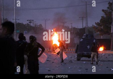 Les policiers ont rétabli l'accusation de bâton, tiré des obus de gaz lacrymogènes et utilisé du canon à eau pour repousser les manifestants lors de la manifestation de protestation de Tehreek-e-Insaf (PTI) contre l'arrestation du chef du PTI Imran Khan depuis les locaux de la haute Cour d'Islamabad, sur la route de l'aéroport de Quetta, mardi, à 9 mai 2023. Banque D'Images