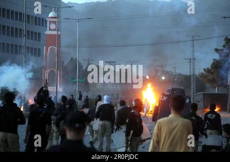 Les policiers ont rétabli l'accusation de bâton, tiré des obus de gaz lacrymogènes et utilisé du canon à eau pour repousser les manifestants lors de la manifestation de protestation de Tehreek-e-Insaf (PTI) contre l'arrestation du chef du PTI Imran Khan depuis les locaux de la haute Cour d'Islamabad, sur la route de l'aéroport de Quetta, mardi, à 9 mai 2023. Banque D'Images