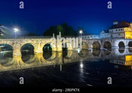 Ponte de Trajano se reflète sur la rivière Tamega à Chaves, Portugal. Banque D'Images