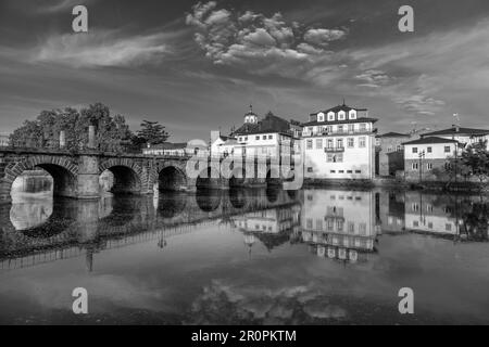 Ponte de Trajano se reflète sur la rivière Tamega à Chaves, Portugal. Banque D'Images