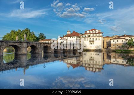 Ponte de Trajano se reflète sur la rivière Tamega à Chaves, Portugal. Banque D'Images