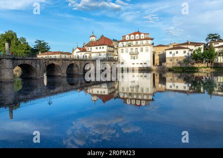 Ponte de Trajano se reflète sur la rivière Tamega à Chaves, Portugal. Banque D'Images