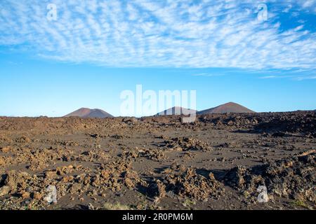 Lave froide en détail dans le parc national de Timanfaya à Lanzarote avec paysage de cratère, Espagne Banque D'Images