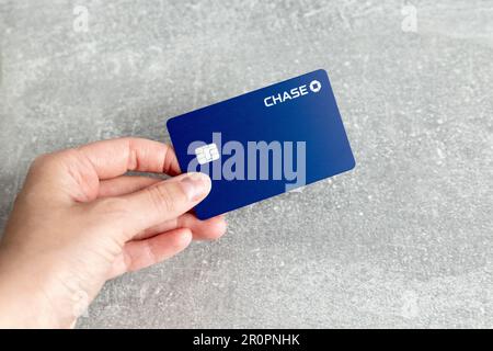 Main tenant une carte de débit de remboursement Chase Banque D'Images